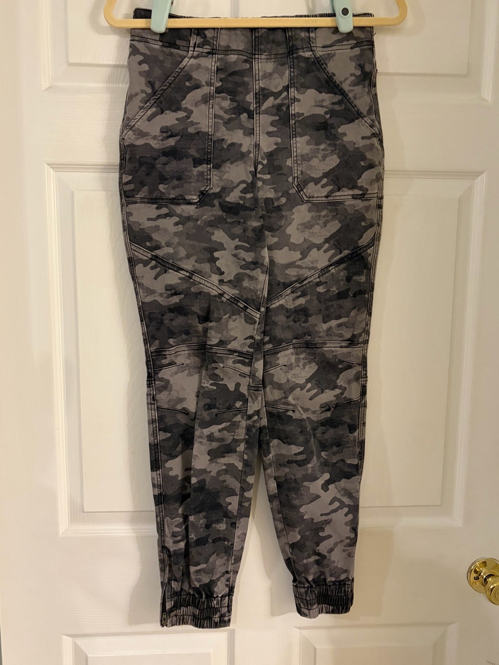 Spanx pull on stretch twill cargo jogger gray camo zipper ankle women’s medium
